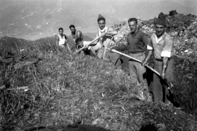 Hommes creusant des tranchées - English Photographer